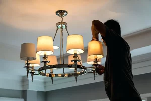 دو روش تمیز کردن لوستر چوبی